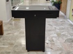 Móvel vitrine expositor em madeira e vidro apresentado sobre coluna  com rodinhas giratorias. Apresenta iluminação interna . 87 x 57 cm .Necessita ajuste. na parte da iluminação . Peca dos anos 60.