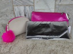 Tres peças de adorno : 1) Bolsa de mão cluth  prateada com design retangular . Perfeita ; 2)  Bolsa cluth em couro da PLUNE na cor rosa pink ( sem uso )  e Bolsa necessaire  - design inclui um pompom. Medidas 30 x 15 cm, 28x 17 cm e 20 x 15 cm.