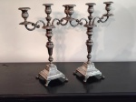 Belíssimo e elegante par de  castiçais em PRATA P COROA , , com contraste e masrca do prateiro , reversivel para candelabro de tres velas medindo 40 cm de altura e pesando 2650 gramas .