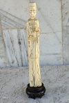 Escultura em MARFIIM  representando figura masculina , refletindo POSSIVELMANTE  a religiosidade e a iconografia da época , especialmente as cristãs devocionais produzidas em GOA. mede 30 cms e 4 a peanha + 34 cm.