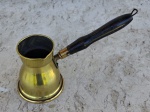 Recipiente arabe tradicionalmente utilizado para preparar café turco , produzido em latão com cabo longo em madeira . Altura 10 cm com o cabo 18 cm de comprimento