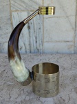 Suporte produzido em ALPACA  e CHIFRE . Serve para se inserir garrafa de vinho para segurar e servir a bebida. A garrafa de vinho não está incluida . Altura 21 cm.