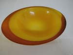 ABRAHAN PALATNIK : Recipiente em resina de poliester no tom laranja degradée . Peça do SILON . Medidas 20 x 16 x 4 cm.