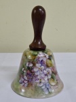 Grande SINO de mesa em  porcelana com pintura floral  e com cabo em madeira . 16 cm x 11 cm.