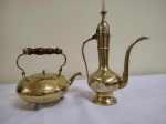 Dois BULES  INDIANOS de diferentes modelos  em bronze dourado . Um mede  25 cm  e o outro  14 cm.
