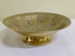 Recipiente em bronze com esmalte e decorado ao centro com figura de PAVÃO . Mede 20 x 6 cm.