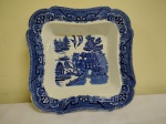 Linda peça inglesa em porcelana  azul e branca , marcado na base Bake Well - Bross Ltda England , quadrada   25  cm e 6 cm de altura.