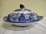 TERRINA INGLESA , redonda WOOD´S WARE , com decoração floral e paisagem rural no tom branco e azul . Pega na forma de pinha. Altura 15 cm e lado 28 cm.