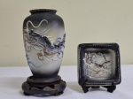 Duas peças em porcelana JAPONESA , um vaso medindo 13 cm e um pratinho  quadrado de 7,5 cm de lado. Acompanha peanha e suporte.