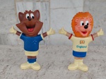 Dois bonecos em plástico rígido representando MASCOTES  de times de futebol :  um com rosto de leão  de borracha é chamado de WILLIE e é o símbolo do Reino Unido ( primeiro mascote da Copa do Mundo  de 1966) ; o outro com rosto de raposa  é o mascote símbolo do CRUZEIRO de Minas Gerais . Ambos medindo 18 cm de altura.