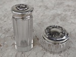 PRATA :Dois recipientes com tampas em PRATA STERLING sendo um em antigo  vidro facetado e outro redondo em grosso cristal com pontilhados .  Altura 9,5 cm e 4,5 cm. Peso das tampas : 24,7 g