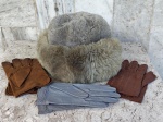 Peças para adorno de inverno : tres pares de luvas de couro/pelica tamanho pequeno e interessante GORRO para adulto de pele na cor cinza estilo russo .