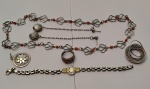 PEÇAS EM PRATA : pulseira BULGARI , dois anéis ,1 colar , um par de brincos e uma medalha pingente. Pesa 60,7 gramas.
