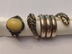 Dois anéis aro 18 , um em prata com marcassita , formato de serpente e outro também em prata com  marfim . Peso 24,2 cm