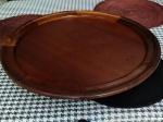 Muito boa bandeja giratória  de grande dimensão em madeira .Diâmetro 60 cm e altura 9,5 cm.