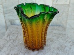 Lindo VASO em vidro artístico de  MURANO da decada de 50 no tom amarelo e bordas verdes onduladas. Interior com bolhas internas reluzente. Apresenta trincado interno que não causa vazamento .Mede 23 cm