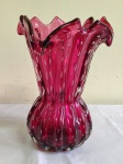 Lindo VASO em vidro artístico de murano , antigo e PERFEITO. No tom rubi com corpo gomado e bolhas internas . Altura 27 cm e boca 20 cm.