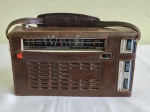 Antigo RADIO TRANSISTOR  CROWN DELUXE com capa em couro . Acompanha fone. Funcionamento não testado . Mede  21 x 11 x 5 cm.