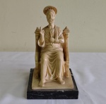 SÃO PEDRO : Grupo escultórico  italiano  assinado P. Santini  executado em pó de mármore representando SÃO PEDRO  sentado na sua poltrona encimada  em pedra de granito. Selo de procedência made in Italy. medidas 12 x 14 x 20 cm.