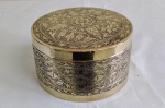 Linda caixa redonda em metal dourado com trabalhos com gravação em baixo relevo de folhagens diversas. mede 13 cm de diâmetro e 7 cm de altura.