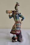 Figura feminina em cerâmica esmaltada e biscuit representando dançarina em trajes típicos policromados . Marca de procedência e assinatura . Instrumento musical apresenta insignificante quebradinho. Altura 30 cm.