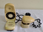 Antigo telefone italiano em baquelite no tom bege - GRILLO - made in Italy , não testado . Acompanha tomada de parede.