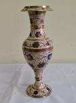 Vaso em bronze , esmaltado com rica policromia de flores e folhagens em fundo branco . Altura 27 cm.
