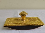 MATA BORRÃO com trabalho filigranado em ouro brunido. Med 8 x 15 x 7 cm