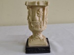 TAÇA EM PO DE MÁRMORE apresentando trabalhos em alto relevo de ícones de ROMA tais como : A PIETA , VATICANO, COLISEU etc... Assinada R. LEONI. Altura 16 cm e base 8 x 8 cm.