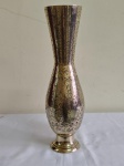 Super VASO  em bronze dourado com decoração de  fino trabalho de flores e folhagens. Altura 40 cm.