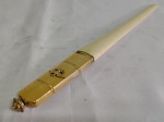 ESPÁTULA  de coleção em MARFIM com cabo banhado a ouro  incrustado com  figura de águia. 30 cm de comprimento.