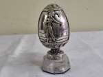 PRATA : Pinha revestida em prata de lei com fina decoração de figuras e símbolos típicos da GRÉCIA. Base em cristal de rocha facetado . Peça de coleção . Altura 13 cm.