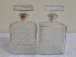 Par de garrafas em vidro moldado para bebidas . Altura 22 cm.