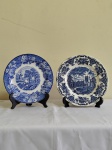 Dois pratos ingleses decorativos , um WOOD'S WARE com cena campestre e outro ROYAL HOMES OF BRITAIN com cena do castelo de WINDSUR. ( 23 cm e 25 cm )
