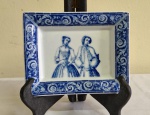 VISTA ALEGRE : Recipiente retangular com moldura simulando azulejos portugueses  tendo ao centro figura de casal . marcado VISTA ALEGRE. med 14 x 11 cm