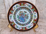 Prato decorativo em porcelana esmaltada e policromada com motivos e cenas chinesas  Marca  de procedência no verso. Medidas  20,5  cm
