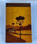 Porta bloco em madeira do Paraná com paisagem em marqueterie de Araucária. Lembrança de Curitiba. Mede 15 x 23 x 3 cm