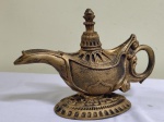 Escultura em resina representando LÃMPADA DE ALADIM . Mede 33 x 29 cm