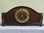 ANTIGO RELÓGIO DE MESA em madeira com etiqueta da CASA MASSON. . Mostrador em vidro bombée - abaulado . Funcionamento não testado . Acompanha chave. Medidas 55 x 16 x 26 cm.