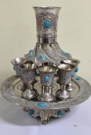 Conjunto para chá TURCO , contendo 8 cálices e um copo , todos com aplicação de turquesas e linda decoração no metal. Altura total 36 cm e diametro 26 cm.