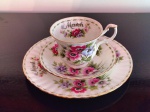 ROYAL ALBERT - ENGLAND -  " Bone China "-  xícara de chá, pires e prato para bolo,  de coleção . - MARCH . altura 8 cm e prato para bolo 21 cm.