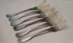 CHRISTOFLE : Conjunto de seis GARFOS principais da renomada marca francesa  . Todos trazendo a marca e em boas condições . Medem 20 cm .