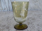 MARY GREGORY -  ( 1958 - 1908 ) Graciosa taça  retratando  "Criança " pintada artisticamente no seu tradicional esmalte branco leitoso . EUA SEC,XIX. Altura 12 cm.