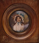Pintura a óleo de miniatura colorida, provável francesa, de retrato circular de senhorita de 7 cm. Moldura antiga em madeira medindo 14 x 12 x 2 cm. Não encontrada assinatura..