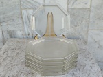 Conjunto de seis pratos , estilo ART DECO ,  em vidro transparente com formato hexagonal e  superfície texturizada ao centro  Mede 24 cm e cada lado  10 cm.