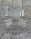 Conjunto de duas saledeiras , estilo ART DECO ,  em vidro transparente  formato hexagonal e  superfície texturizada ao centro  Mede 26 cm e cada lado 11 cm.e altura 9cm