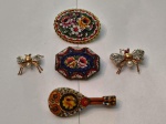 Duas abelhinhas pesando 5 gramas e tres broches italianos de diferentes modelos pesando 28,8,