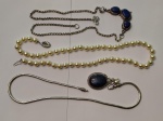 TRES COLARES sendo dois em prata de lei com pedras azuis forte - lápis lázuli , sendo um tipo cabochon , (medem 62 cm e  49 cm )   e o terceiro  de pérolas Maiorca com comprimento de 53 cm .e 48 g . Os de prata pesam 100 gramas.