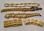 Peças no tom marfim : duas pulseiras e tres colares . Marfim ? Colares com 27 cm , 40 cm e 46 cm.