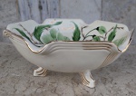 Porcelana WEISS - 1950. Fruteira art deco com tres pés , branca com decoração de folhas . Altura 11 cm e diametro 24 cm.